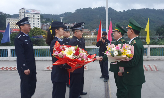 don-bien-phong-cua-khau-quoc-te-lao-cai-va-tram-kiem-soat-bien-phong-xuat-nhap-canh-ha-khau-van-nam-trung-quoc-gap-go-chuc-mung-nhau-nnhaan-dip-nam-moi
