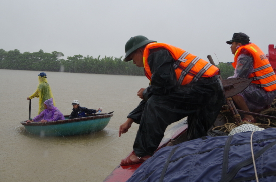 don-bp-binh-dong-tim-kiem-nan-nhan-nguyen-xuan-tam-tren-song-tra-bong-anh-van-tanh