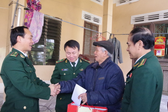 don-bp-cang-cua-lo-ben-thuy-tang-qua-cu-ngo-nam-1