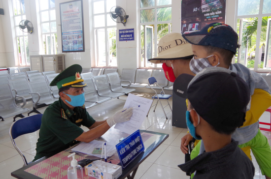 don-bp-ckc-sa-ky-kiem-tra-giay-to-tuy-than-truoc-khi-hanh-khach-xuong-tau-ra-dao-ly-son-anh-van-tanh