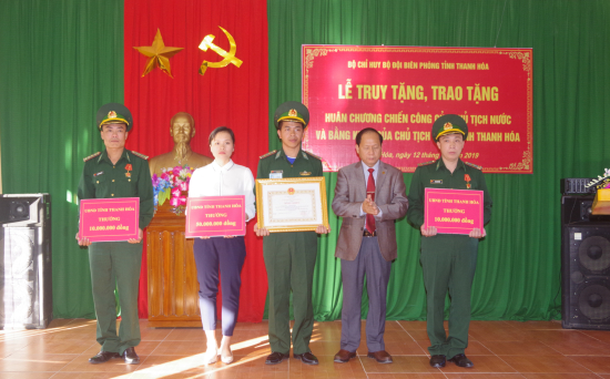 dong-chi-cam-ba-xuan-chu-tich-ubnd-huyen-thuong-xuan-trao-bang-khen-va-80-trieu-tien-thuong-cho-cac-dong-chi-co-thanh-tich-trong-dau-tranh-phong-chong-ma-tuy