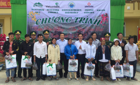 dong-chi-ha-sy-dong-tang-qua-nhan-dan-huong-lap