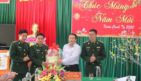 dong-chi-ha-sy-dong-trao-qua-don-bp-huong-lap