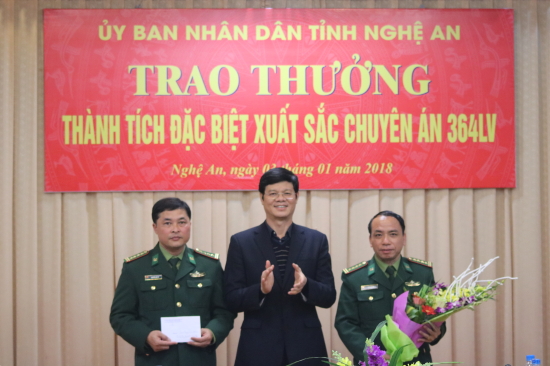 dong-chi-le-xuan-dai-pct-tinh-nghe-an-trao-thuong
