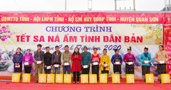 dong-chi-pham-thanh-thuy-chu-tich-uy-ban-mttq-tinh-trao-qua-cho-cac-ho-gia-dinh-ban-sa-na