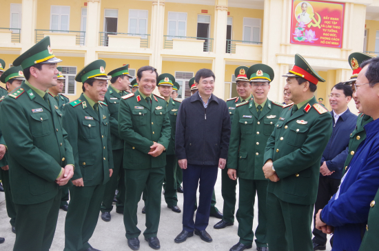 dong-chi-thu-truong-bo-quoc-phong-noi-chuyen-voi-can-bo-chien-si-don-bien-phong-co-to