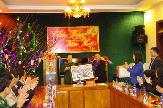 dong-chi-tong-thi-phong-tang-qua-cho-can-bo-chien-si-don-vi
