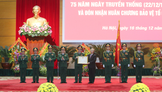 dong-chi-tran-quoc-vuong-trao-huan-chuong-bao-ve-to-quoc-cho-tong-cuc-chinh-tri-qdnd-viet-nam