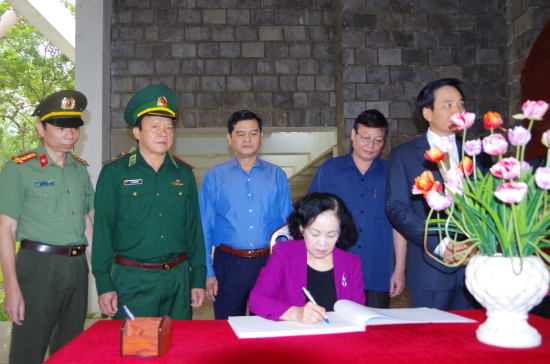 dong-chi-truong-thi-mai-ghi-luu-but-tuong-nho-cong-on-cac-anh-hung-liet-sy-tai-nghia-trang-a1