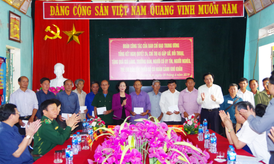 dong-chi-truong-thi-mai-tang-qua-cho-cac-gia-lang-truong-ban-nguoi-co-uy-tin-4-xa