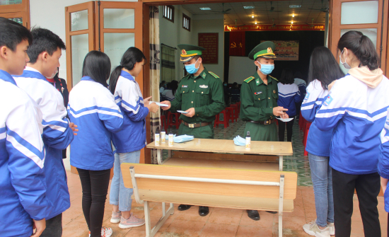 dvtn-truong-thpt-dam-quang-trung-duoc-huong-dan-rua-tay-va-deo-khau-trang
