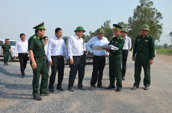 dzxksqh9u6-47986_1376628602422555171_dai_ta_nguyen_van_thanh_chi_huy_truong_BDBP_Long_An_bao_cao_tinh_hinh_bao_ve_bien_gioi_va_xay_dung_co_so_ha_tang_tren_bien_gioi