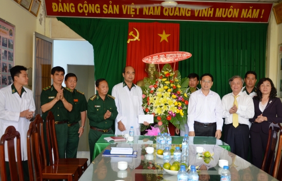 eiph83ufn0-45391_2838295991501639378_NHAN_DIP_KY_NIEM_61_NAM_NGAY_THAY_THUOC_VN_TINH_UY_HDND_UBND_UBMTTQ_VN_TINH_LONG_AN_TANG_HOA_CHUC_MUNG_QUAN_Y_BDBP_TINH