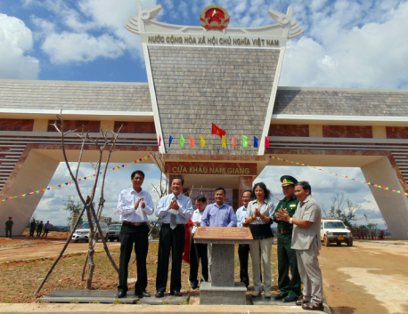 elnvsz94yf-60052_1189417320176495563_Khanh_thanh_Quoc_mon_Cua_khau_Nam_Giang