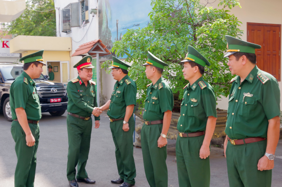 ey7v5d9znf-10352_f_jrd1lsxw2_anh_1._Thuong_tuong_Tran_Don_tham_don_vi
