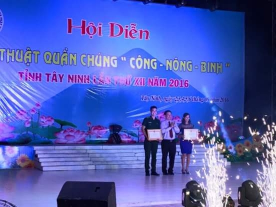 fjhcs9378q-52884_22301492299751383_n_ch_L_Thanh_Ngc_Ph_Ch_tch_thng_trc_UBND_tnh_Ty_Ninh_trao_Gii_nht_ton_i_cho_BBP_Ty_Ninh_v_Trung_tm_VHTDTT_Thnh_ph_Ty_Ninh