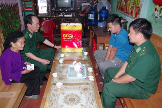 fpsydnz81r-67534_245418732784689529_Thiu_tng_Danh_Vng_trao_tin_h_tr_cho_em_H_Trung_Kin_Khu_ph_3_huyn_Tr_Lnh_tnh_Cao_Bng