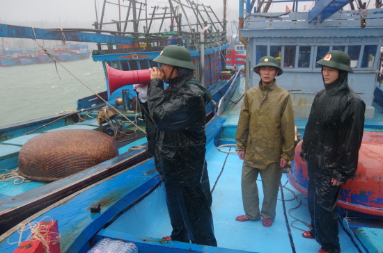 fsd3jm6evx-21668_f_k2su4vj82_BBP_Qung_Ngi_thng_bo_cho_ng_dn_ri_phng_tin_ln_b_trnh_bo._nh_Vn_Tnh