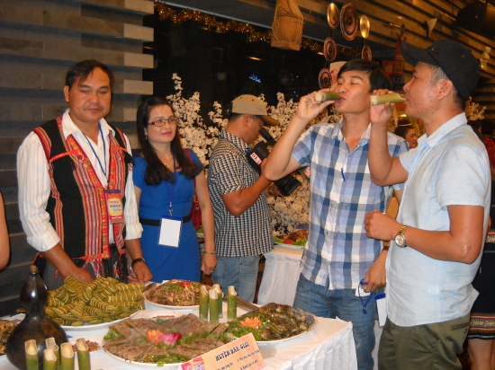 g63cxptfs4-46358_484926981935072514_3_Du_khach_thuong_thuc_mon_am_thuc_cua_doan_Dak_Glei