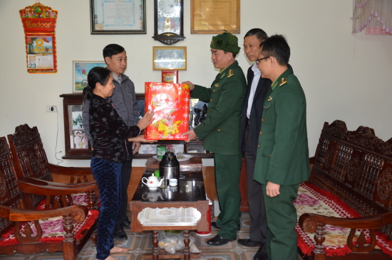 gb3qkay0wh-72485_2033991101606847372_i_t_Nguyn_Thi_Sinh_Chnh_y_BBP_tnh_tng_qu_cho_gia_nh_chnh_sch_khu_vc_bin_gii_bin