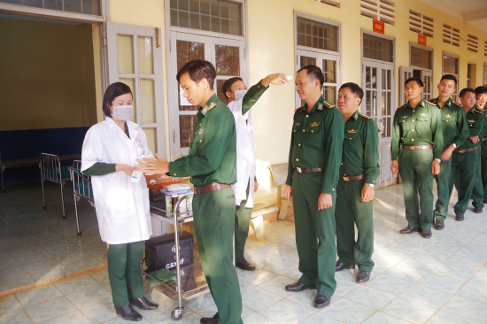 gfe5cyql93-25819_f_k7o5ujq12_Thng_xuyn_kim_tra_thn_nhit_ra_tay_bng_dung_dch_st_khun_cho_cn_b_chin_s.