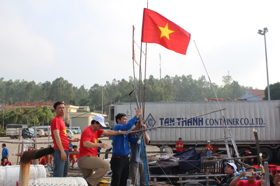 gpq40fzsmu-59451_1281142930525323354_Tnh_on_Qung_Ngi_v_Trng_i_hc_s_phm_Hu_treo_c_T_quc_trn_tu_cho_ng_dn._nh_Vn_Tnh