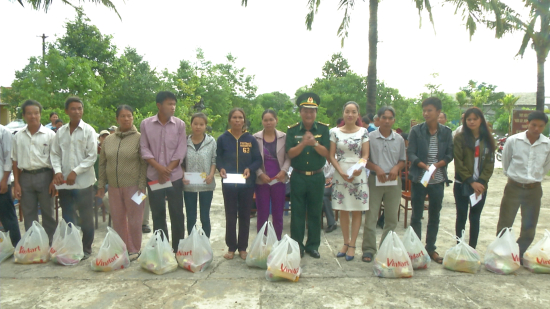 gvcqj3lksb-50290_169338746324599223_BCH_BIEN_PHONG_VA_VINMT_TRAO_QUA_NGU_DAN