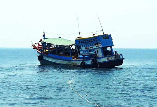 h1-tau-ca-bi-mac-ket-nghe-da-duoc-keo-vao-bo