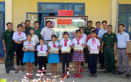 hai-doi-bp-2-bdbp-quang-ngai-ra-mat-mo-hinh-tu-sach-nang-buoc-em-toi-truong-o-truong-thcs-binh-chau-binh-son-anh-van-tanh