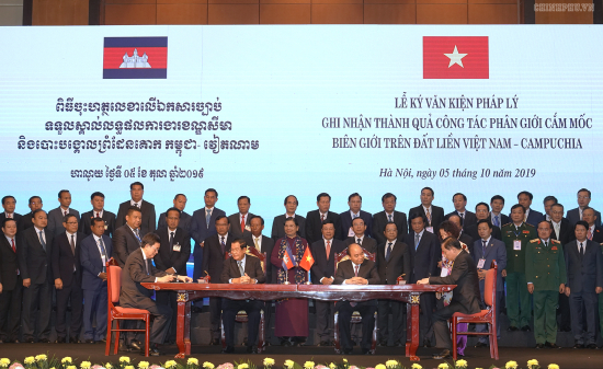 hai-ttg-chung-kien-le-ky-nghi-dinh-thu-phan-gioi-cam-moc-bien-gioi-tren-dat-lien-giua-2-nuoc