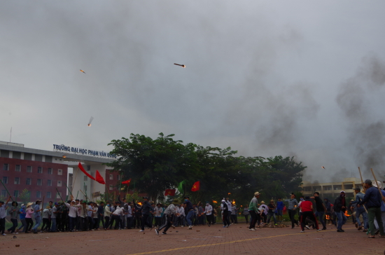 hinh-anh-trong-dien-tap-dam-dong-pha-roi-an-ninh-men-bom-xang-vao-luc-luong-cong-an-anh-van-tanh