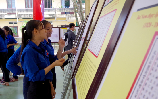 hoc-sinh-truong-thpt-tu-nghia-1-quang-ngai-tim-hieu-tu-lieu-lich-su-phap-ly-minh-chung-truong-sa-hoang-sa-cua-viet-nam-anh-van-tanh
