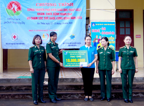 hoi-phu-nu-bien-phong-tinh-dien-bien-trao-tang-10-trieu-dong-cho-hoi-lien-hiep-phu-nu-xa-sin-thau-huyen-muong-nhe