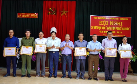 htwi920a73-1087_786387605985930214_Lnh_o_ba_x_ln_trao_giy_khen_cho_tp_th_v_cc_c_nhn_c_thnh_tch_xut_sc_thc_hin_Ngy_Bin_phng_ton_dn