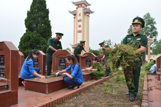 ibwch9yszd-51174_5575688281185698677_VTN_Nha_truong_tham_gia_lao_ng_v_sinh_lm_p_cnh_quan_mi_trng