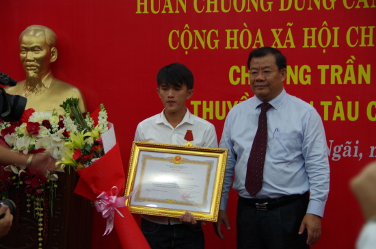 ihe3jplrbm-7416_f_joqyqot71_Tha_y_quyn_Ch_tch_nc_Ph_ch_tch_UBND_tnh_Qung_Ngi_Nguyn_Tng_Bnh_trao_Hun_chng_dng_cm_cho_ng_dn_Nguyn_Thanh_Ron._nh_Vn_Tnh