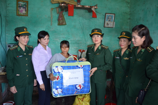 jf6rpun0ak-67912_12398360281368713011_Hi_ph_n_BBP_tnh_Qung_Ninh_tng_qu_cho_ch_em_ph_n_trn_bin_gii