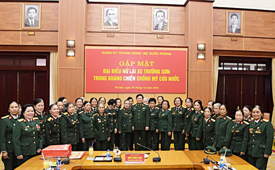 jmvwxuyf4q-8204_f_jpklfukm1_dai_tuong_ngo_xuan_lich_chup_anh_luu_niem_voi_dai_bieu_nu_ccb_lai_xe_truong_son