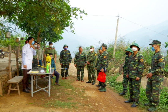 kiem-tra-cong-tac-phong-dich-tai-chot-chan-tren-bien-gioi-thuoc-don-bien-phong-nam-ke