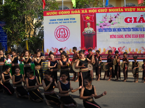 kq9w4xatgr-45165_10451627941056887255_1_Doi_cong_chieng_nhi_lang_Kon_Tum_Kpang_bieu_dien_tai_le_Khai_mac