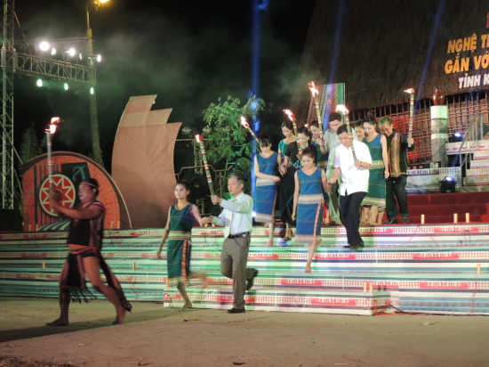 kqbhzr7cvl-46336_19381803871240002277_2._Nghi_le_truyen_lua_trong_dem_khai_mac