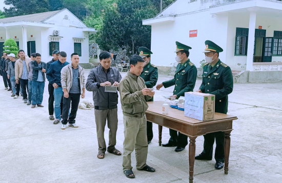krbf79y1xp-24689_f_k6burypz5_Trm_Kim_soat_CKQT_Na_Mo_pht_khu_trang_cho_cng_nhn_nhn_dn_qua_li_ca_khu