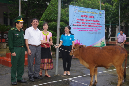 lanh-dao-bdbp-nghe-an-huyen-anh-son-trao-tang-bo-giong-cho-cac-ho-ngheo-4
