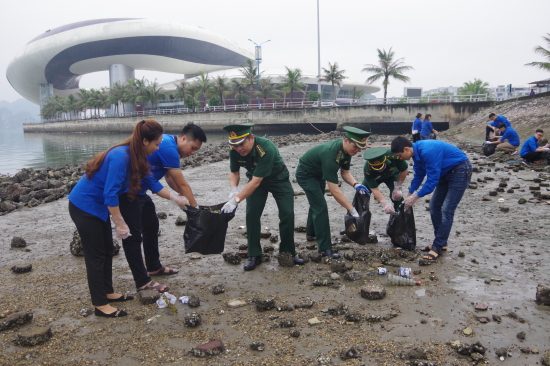 lanh-dao-bdbp-tinh-doan-quang-ninh-cung-doan-vien-thanh-nien-thu-gom-rac