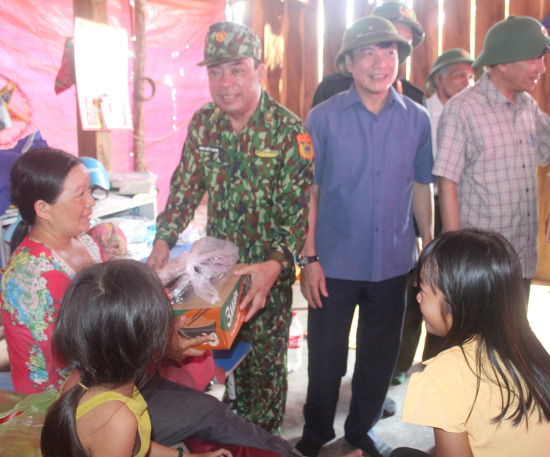lanh-dao-bdbp-tinh-tang-qua-cho-nhan-dan-bi-thiet-hai-do-mua-lu