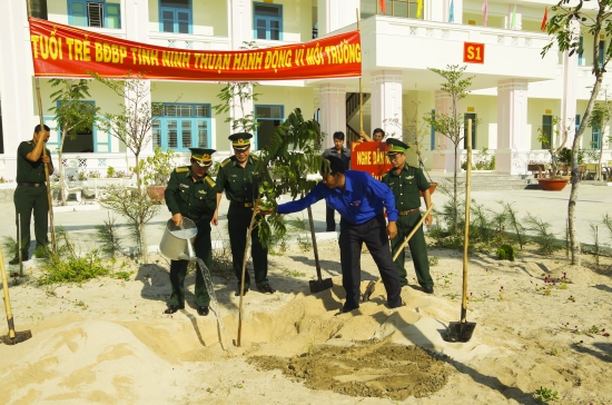 lanh-dao-bo-chi-huy-bdbp-tinh-cung-chinh-quyen-dia-phuong-trong-cay-tai-khon-vien-don-bien-phong-thanh-hai