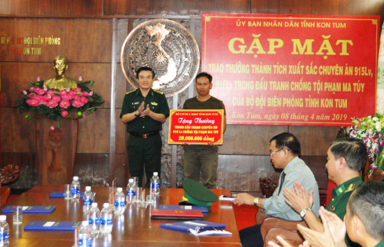 lanh-dao-bo-doi-bien-phong-tinh-kon-tum-trao-thuong-cho-luc-luong-tham-gia-chuyen-an-cong-an-tinh-attapu-lao