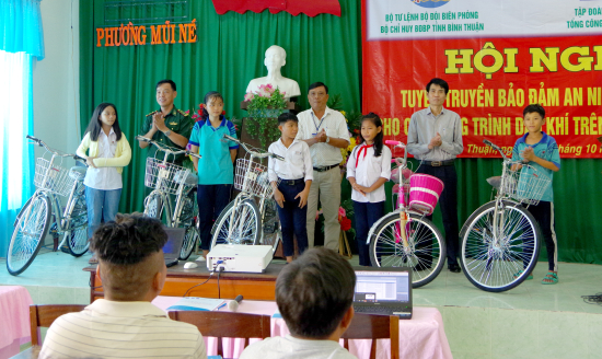 lanh-dao-cac-don-vi-tao-tang-xe-dap-cho-cac-em-hoc-sinh-ngheo-hieu-hoc