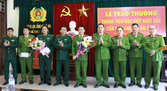 lanh-dao-cong-an-tinh-bo-doi-bien-phong-tinh-trao-thuong-cho-ban-chuyen-an