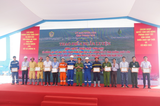 lanh-dao-cuc-pccc-bo-cong-an-trao-khen-thuong-cho-cac-don-vi-tham-gia-dt
